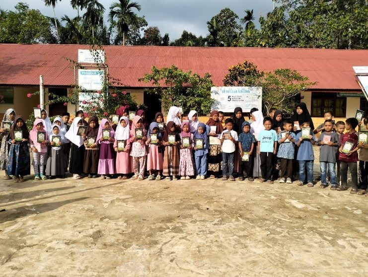 Bantuan Mushaf Quran hingga Buku Islam Berhasil Didistribusikan dan Diterima Santri di 10 Lembaga Islam Aceh Tamiang!
