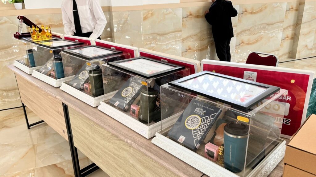 Penghafal Qur’an Pesantren Terima Hadiah Beasiswa dan Apresiasi pada Momen Wisuda Tahfidz 2026!