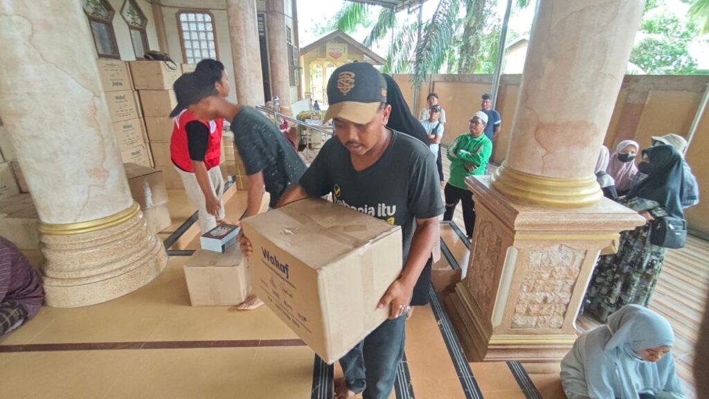 Alhamdulillah! 100 Ribu Quran Mulai Didistribusikan di Titik Kumpul Pertama di Aceh Tamiang, Bangkitkan Cahaya di Tengah Luka Bencana!